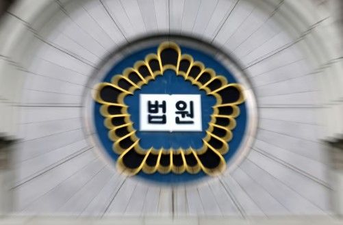  의길 가던 행인을 폭행하고 신고를 받고 출동한 경찰관들에게 흉기를 휘두른 50대가 국민참여 재판에서 중형을 선고받았다. /사진=뉴시스