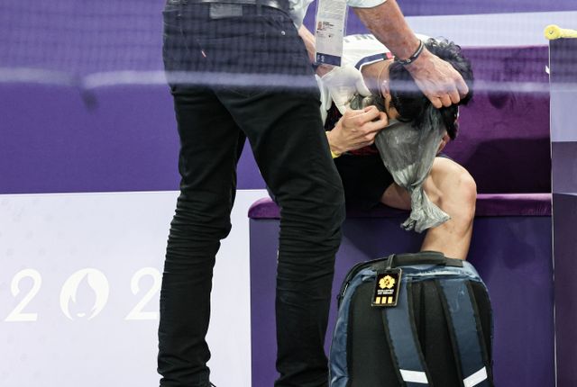 배드민턴 혼합복식 준결승 정나은과 함께 경기에 나선 김원호가 3세트 헛구역질과 구토와 싸운 끝에 승리했고 결승에 진출했다. 사진은 2일 포르트 드 라샤펠 경기장에서 2024년 파리올림픽 배드민턴 혼합복식 준결승에서 구토를 하며 쓰러진 김원호 선수. /사진=뉴스1