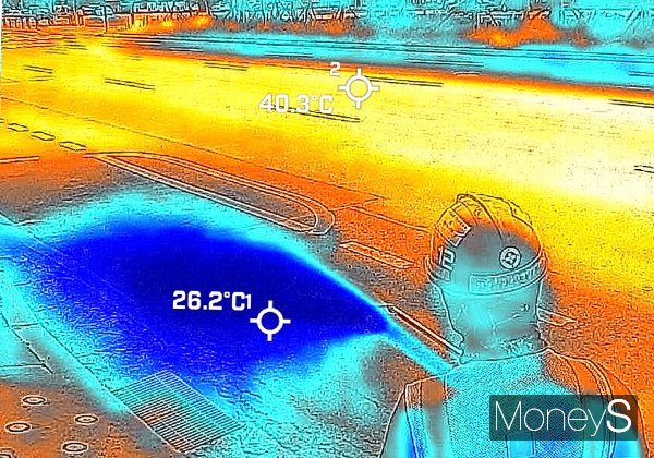 오는 3일 전국이 구름이 많은 가운데 전날보다 더운 날씨가 예상되며 충청권과 전라권, 경상권에 소나기가 내릴 전망이다. 사진은 지난달 31일 전국 폭염 특보가 내려진 서울 여의도 도로에 물을 뿌리는 모습을 담은 열화상 카메라. /사진=임한별 기자 