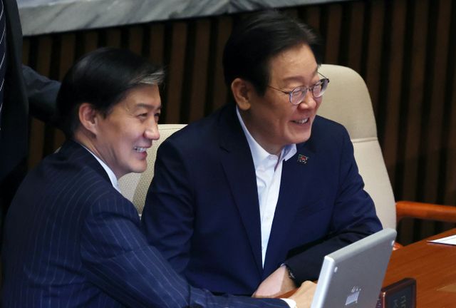 이재명 더불어민주당 당대표 후보와 조국 조국혁신당 대표가 지난 1일 비공개 회동을 했다. 사진은 이 후보(오른쪽)가 지난 1일 서울 여의도 국회에서 열린 제416회(임시회) 제2차 본회의에서 조 대표와 대화를 나누는 모습. /사진=뉴시스