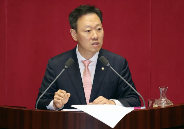 박수민 국민의힘 의원이 지난 1일 국회 본회의에 상정된 민생회복지원금법 대응을 위해 진행한 필리버스터(무제한 토론)에서 역대 최장 기록을 경신했다. 사진은 박 의원이 지난 1일 서울 여의도 국회에서 열린 제416회(임시회) 제2차 본회의에서 2024년 민생회복지원금 지급을 위한 특별조치법안과 노동조합 및 노동관계조정법 일부개정법률안(노란봉투법)에 반대하는 필리버스터를 하는 모습. /사진=뉴시스