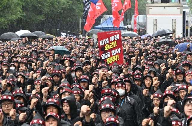 삼성전자 최대 노조인 전국삼성전자노동조합(전삼노)이 총파업에 돌입한 지난달 8일 경기도 화성시 삼성전자 화성사업장 정문 앞에서 총파업 결의대회에 참가한 조합원들이 구호를 외치고 있다. / 사진=뉴시스 김종택 기자 /사진=김종택