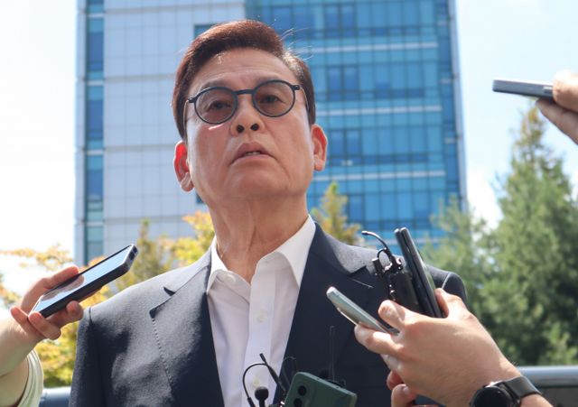 충북 청주 한 자영업자로부터 돈 봉투를 받았다는 의혹을 받는 정우택 전 국회부의장에 대한 구속 영장이 기각됐다. 사진은 지난 19일 오후 구속 전 피의자 심문(영장실질심사)을 받기 위해 청주지방법원에 출석한 정우택 전 국회부의장. /사진=뉴스1