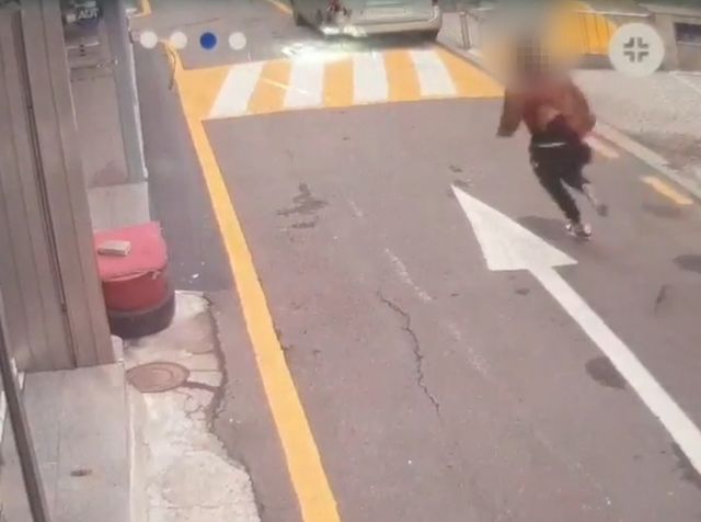 부산에서 모르는 여성을 무차별 폭행한 축구선수 출신 40대가 징역 25년을 선고받았다. 사진은 부산역 인근에서 경찰을 피해 도주하는 남성의 모습./사진=뉴시스(부산경찰청 제공)