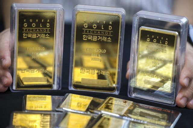 21일 서울 종로구 한국금거래소에 골드바가 진열됐다./사진=뉴시스