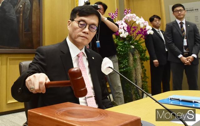 이창용 한국은행 총재(가운데)가 22일 서울 중구 한국은행 본관에서 금융통화위원회를 주재하고 있다./사진=임한별 기자