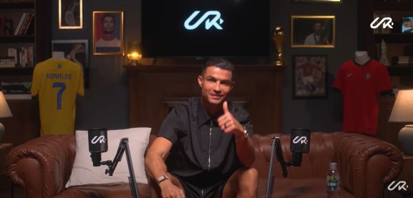 크리스티아누 호날두가 개설한 유튜브 채널 'UR‧Christiano' 구독자가 1000만명을 넘어섰다. 사진은 채널 영상 속 자신을 소개하는 호날두의 모습. /사진=유튜브 캡처