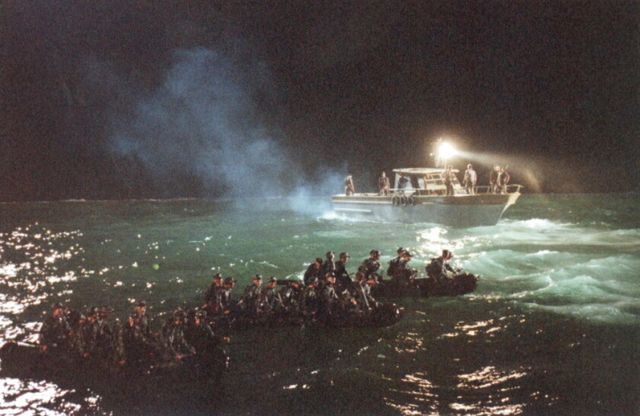 1971년 8월23일 오전 6시쯤 교관과 기간병 18명을 살해하고 실미도를 탈출한 이후 섬을 빠져나간 23명의 684부대원들은 낮 12시20분쯤 인천 옥련동 독부리(옹암) 해안에 상륙한 뒤 인천 시내버스를 탈취해 청와대 방향으로 향했다. 사진은 영화 '실미도' 스틸컷. /사진=시네마서비스 제공
