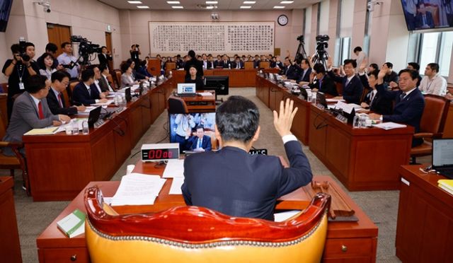 국회 법제사법위원회가 23일 전체회의에서 김건희 여사 주가조작 사건 특검법, 김정숙 여사 외유성 순방 의혹 등 법안소위 회부 여부를 논한다. 사진은 정청래 국회 법제사법위원장과 야당 의원들이 지난달 31일 서울 여의도 국회에서 열린 법사위 전체회의에서 김영철 서울북부지검 차장검사 탄핵 소추 조사 관련 청문회 증인 명단 채택 찬반 투표를 하는 모습. /사진=뉴스1