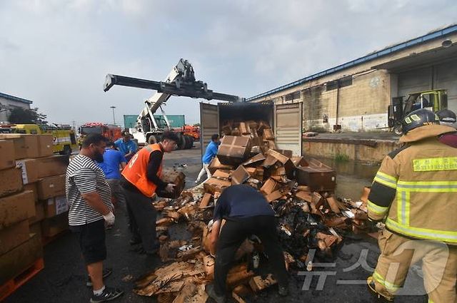 23일 오전 9시 9분쯤 인천시 중구 항동7가 보세구역에 있던 컨테이너에 있던 리튬배터리에서 불이 났다. / 사진=인천소방본부