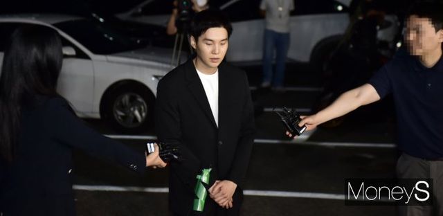 전동스쿠터 음주운전 혐의(도로교통법 위반)를 받는 BTS 멤버 슈가(본명 민윤기)가 경찰 조사차 23일 서울 용산구 원효로 용산경찰서에 출석하고 있다. / 사진=임한별 기자 
