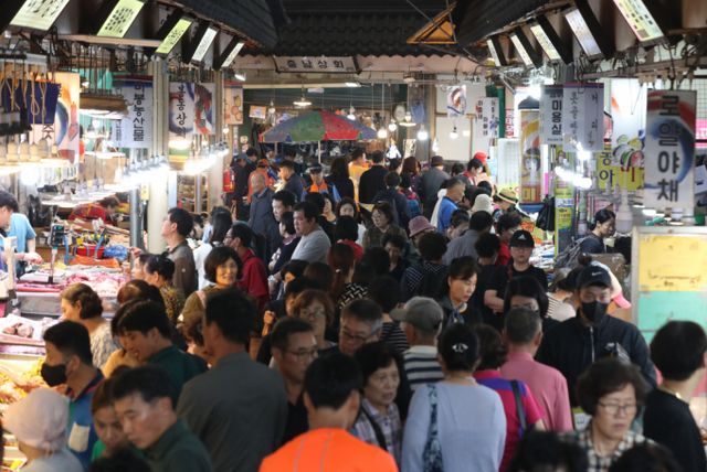 지난해 9월27일 추석 연휴를 하루 앞두고 경기 수원시 팔달구 못골시장이 제수를 구매하려는 시민들로 북적이고 있다. / 사진=뉴스1 김영운 기자 /사진=(수원=뉴스1) 김영운 기자