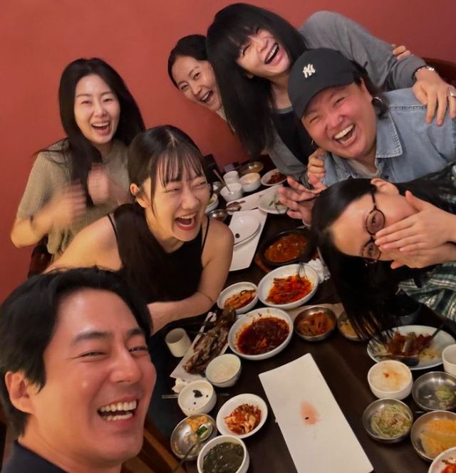 조인성, 김혜수, 염정아, 고민시 등 영화 '밀수'의 배우들이 깜짝 팀 회식을 가졌다. /사진=박준면 인스타그램