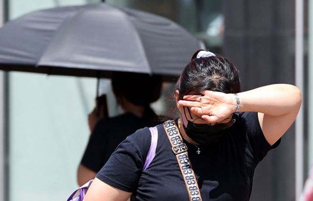 지난 23일까지 온열질환자가 3084명 발생한 것으로 집계됐다. 사진은 대구 중구 동성로에서 햇빛을 가린 채 이동하는 시민. /사진=뉴시스