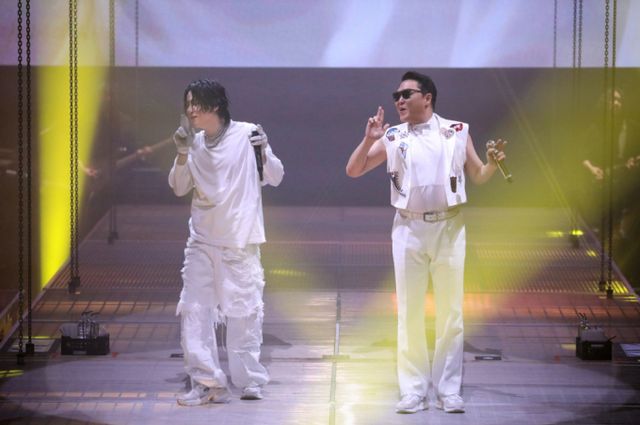 가수 싸이가 음주운전 혐의를 받고 있는 BTS 슈가를 응원했다. 사진은 2023년 6월 함께 무대를 즐기는 슈가와 싸이의 모습. /사진=빅히트뮤직 제공