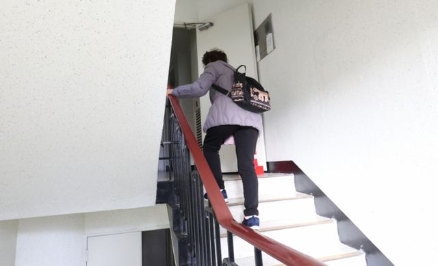 심야 시간대 엘리베이터 사용을 자제해달라는 주민의 벽보 사진이 온라인상에 올라오며 화제되고 있다. 사진은 아파트 주민이 걸어서 계단을 오르는 모습. /사진=뉴스1