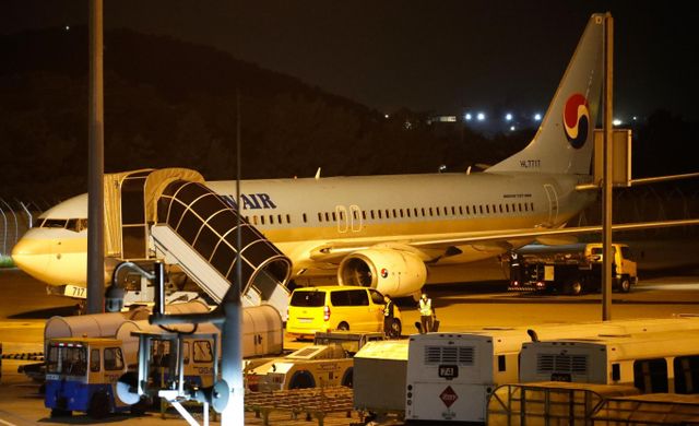  제주공항 활주로에서 기체 결함으로 멈춰섰던 대한항공 항공기가 견인돼 폐쇄됐던 활주로가 다시 열렸다. 사진은 지난 26일 오후 제주공항을 출발해 김포로 가려던 대한항공 KE1336편 항공기가 이동 중 기체고장으로 활주로에 멈춰선 모습. /사진=뉴시스