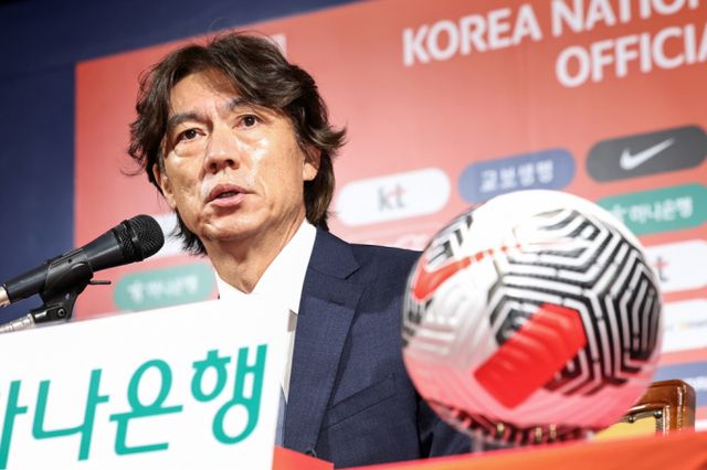 홍명보 한국 축구대표팀 감독이 다음달 열리는 2026 북중미월드컵 아시아지역 3차 예선에 나설 26명의 대표팀 명단을 발표했다. 사진은 이날 서울 종로구 축구회관에서 대표팀 명단을 발표하는 홍 감독. /사진=뉴스1