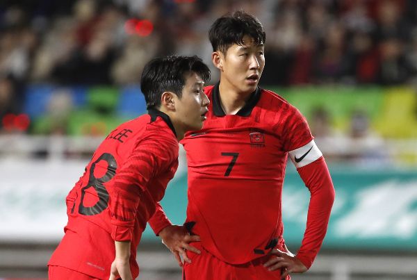 국제축구연맹(FIFA)이 이스라엘과 마찰을 빚는 팔레스타인 홈 경기 개최를 허가했다. 사진은 지난해 10월 베트남과의 A매치 평가전에서 손흥민과 이강인이 프리킥에 앞서 전술을 논의하는 모습. /사진=뉴시스