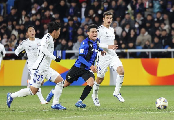 사진은 최우진이 지난해 11월 인천 중구 인천축구전용경기장에서 열린 AFC 챔피언스리그 G조 조별리그 5차전 인천 유나이티드와 요코하마 F.마리노스의 경기에서 드리블하는 모습. /사진=뉴시스