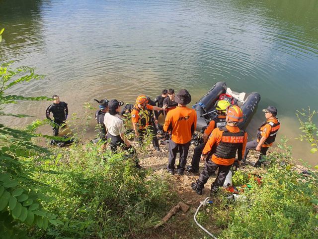 강원 홍천군 북방면 성동리 대룡저수지에서 40대 형제가 물에 빠져 실종돼 소방 당국이 수색에 나섰다. 사진은 강원 홍천 북방면 성동리 대룡저수지 사고 현장. /사진=뉴스1(강원도소방본부 제공)