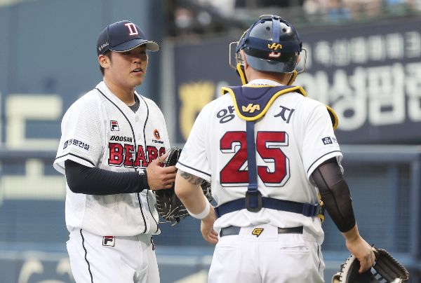 시라카와는 대체 외국인 투수로서의 역할을 하지 못하는 상황이다. 사진은 실점 이후 포수 양의지와 이야기하는 모습. /사진=뉴스1