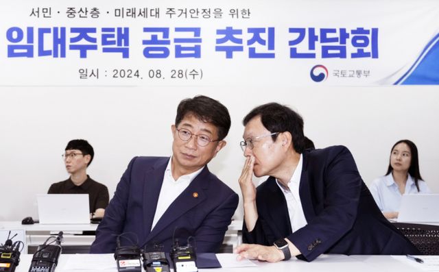 정부가 8·8대책에 이어 새로운 유형의 장기 민간임대주택 추진 계획도 밝힌 가운데 박상우 국토교통부 장관은 이번 공급의 목표치로 '10년 동안 10만가구'를 제시했다. 사진은 이날 간담회에 참석한 박 장관 모습. /사진=임한별기자