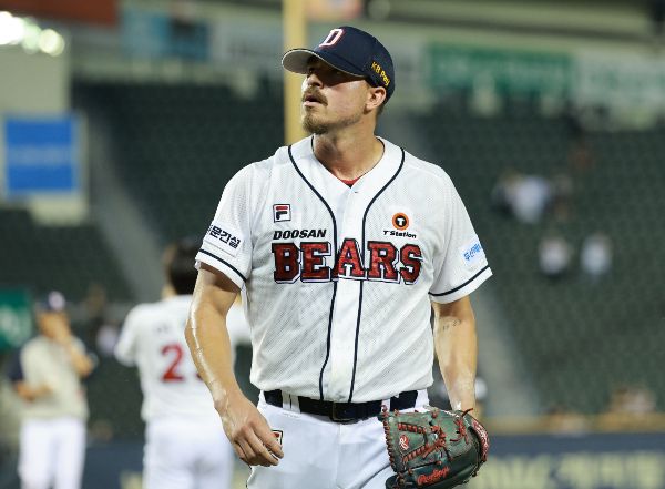 두산의 마운드를 지키는 외국인 투수는 발라조빅 한 명 뿐이다. 사진은 지난 7일 LG전에서 교체되는 모습. /사진=뉴시스