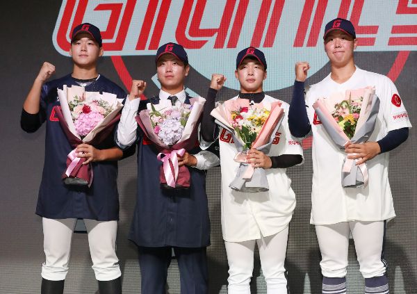 롯데 자이언츠가 최강야구 출신 좌완투수 정현수를 선발투수로 예고했다. 사진은 지난해 9월14일 서울 중구 웨스틴조선호텔 그랜드볼룸에서 열린 2024 KBO 신인 드래프트에 지명된 정현수(왼쪽에서 두번째). /사진=뉴시스 