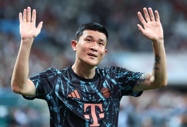 김민재는 개막전부터 실수를 범해 팀내 입지가 좁아졌다는 분석이 나온다. 사진은 지난 3일 쿠팡플레이 시리즈 2경기 토트넘 홋스퍼와 뮌헨의 경기가 끝난 이후 관중에게 인사하는 김민재의 모습. /사진=뉴시스