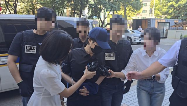 가상자산예치서비스 업체 하루인베스트 대표 이씨를 법정에서 흉기로 찌른 50대 남성이 30일 구속 전 피의자 심문을 받는다. 사진은 구속 전 피의자 심문을 위해 법원에 모습을 드러낸 50대 남성 A씨의 모습. /사진=뉴시스