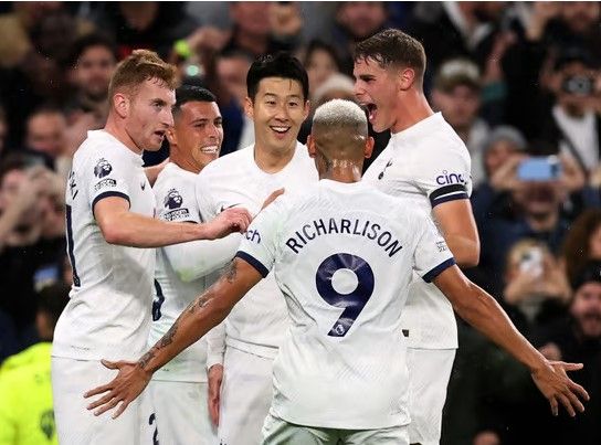 손흥민과 토트넘에서 함께 활약했던 로셀소가 타팀으로 이적한다. 사진은 지난해 10월 사진은 손흥민이 동료들과 함게 환호하는 모습. /사진=로이터