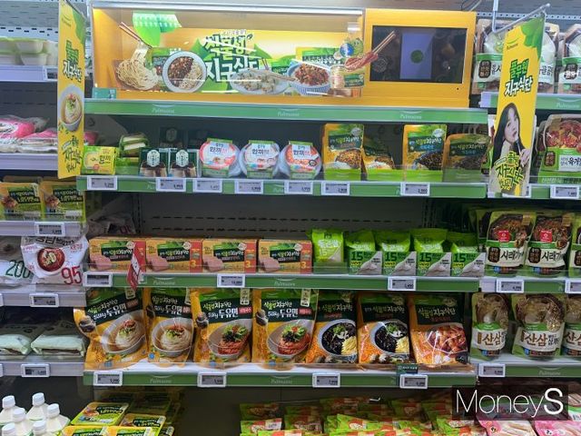 30대 여성 A씨는 최근 건강식을 알아보다 식물성 대체식품을 구매하게 됐다고 밝혔다. 사진은 경기 고양시 한 마트에 진열된 식물성 대체식품의 모습. /사진=김인영 기자