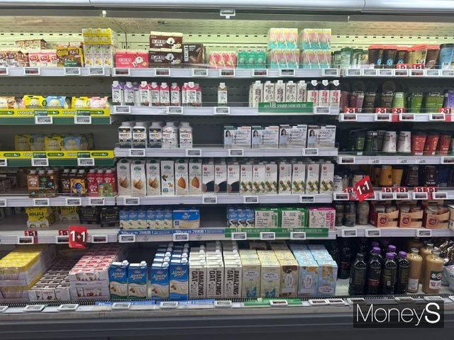 최근 동네 마트에도 동물성 우유대신 식물성 우유도 많은 제품이 비치돼 있다. 사진은 경기 고양시 한 마트에 비치된 식물성 우유 제품 코너의 모습. /사진=김인영 기자