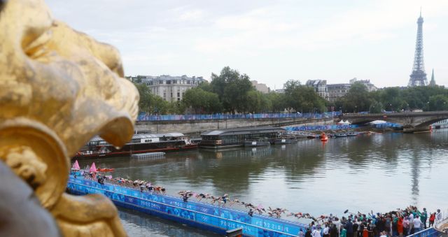 파리 센강이 폭우로 인해 수질이 악화되자 일부 트라이애슬론 선수들이 수영 훈련을 취소했다. 사진은 지난 1일 프랑스 파리 알렉상드르 3세 다리에서 트라이애슬론 여자 개인 경기 모습. /사진= 뉴스1