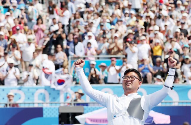 김우진이 한국 선수 사상 처음으로 5개의 금메달을 따내며 누적 최다 금메달을 획득했다. 사진은 개인전 금메달이 확정된 이후 기뻐하는 김우진. /사진=뉴시스