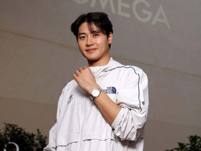 파리올림픽 한국 선수단 첫 금메달리스트 오상욱이 오메가로부터 시계를 받았다. /사진= 오메가