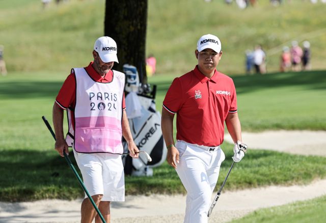 파리올림픽 남자 골프 1라운드에서 김주형(오른쪽)이 캐디와 걸어가고 있는 모습. /사진= 뉴스1