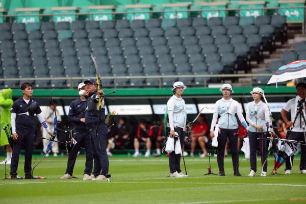 양궁 국가대표 선수들이 파리올림픽 경기장의 소음에 대비하기 위해 지난 6월 K리그가 열리는 전주월드컵 경기장에서 훈련을 하는 모습. /사진= 뉴스1