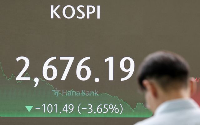 5일 코스피 지수가 2600선 아래에서 출발했다. 미국 경기침체 우려 및 기술주 하락 여파에 코스피가 2달 만에 2700선이 무너진 2일 서울 중구 하나은행 본점 딜링룸 전광판에 종가가 표시되고 있다. /사진=뉴스1 김성진 기자
