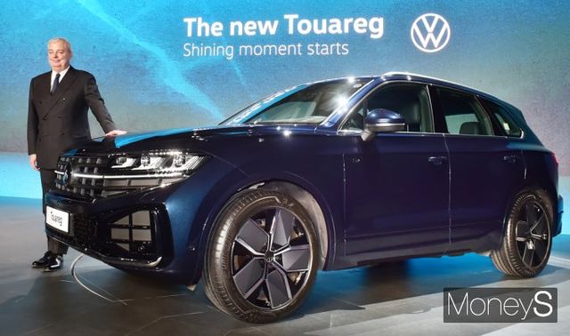 ▲ 틸 셰어 폭스바겐그룹코리아 대표이사, 신형 투아렉(3세대 부분변경 모델)과 포토세션