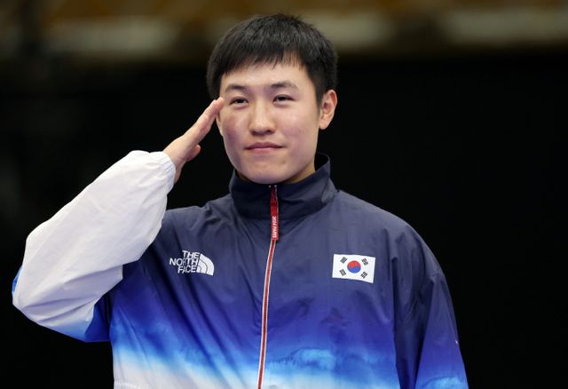 한국 사격 사상 최초로 올림픽 속사권총에서 메달을 딴 조영재가 병역 특혜 혜택에도 만기 전역하겠다는 뜻을 나타냈다. 사진은 조영재가 은메달을 딴 후 시상대에 올라 경계 세리머니를 하는 모습. /사진=뉴스1 