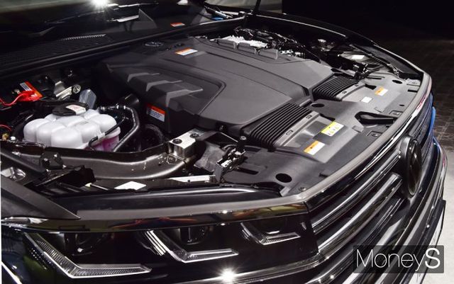 ▲ 국내 공개된 신형 투아렉(3세대 부분변경 모델)과 엔진룸