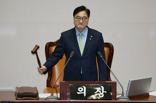 우원식 국회의장이 정부의 조선인 강제노역 피해 현장인 일본 사도광산의 유네스코 세계유산 등재에 동의에 대해 비판의 목소리를 높였다. 사진은 우 의장이 지난 1일 서울 여의도 국회에서 열린 제416회(임시회) 제2차 본회의에서 개의 선언을 하며 의사봉을 두드리는 모습. /사진=뉴시스