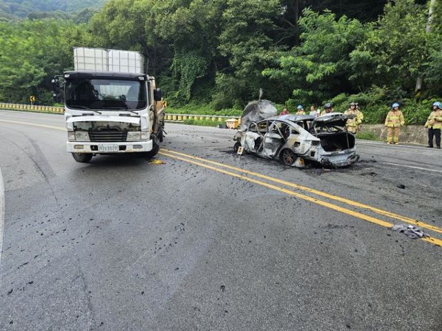 충남 천안시 한 도로를 달리던 승용차가 갑자기 폭발하는 사고가 발생했다. 사진은 지난 7일 오전 10시11분쯤 충남 천안시 서북구 입장면 도림리의 한 도로에서 승용차에 불이 나 현장에 출동한 소방당국이 진화 작업에 나선 모습. /사진=뉴시스(사진=천안서북소방서 제공)