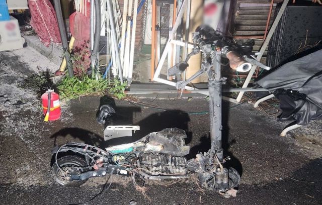 도로에서 충전 중이던 전동킥보드가 '펑' 소리가 나며 불이 났다. 사진은 7일 제주 서귀포시 안덕면 한 주택 야외에서 전동킥보드 화재가 발생해 소방당국이 진화에 나선 모습. /사진=뉴시스(제주소방안전본부 제공) 