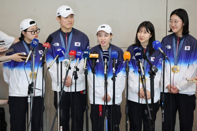 2024 파리 올림픽 사격 국가대표팀 조영재(왼쪽부터), 오예진, 김예지, 반효진, 양지인이 7일 오후 인천공항을 통해 귀국, 취재진의 질의에 답변하고 있다. /사진=뉴스1