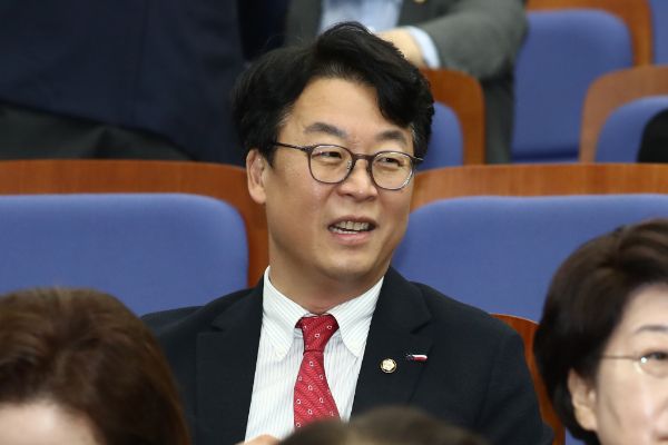 국민의힘이 곽규택 수석대변인 서면 논평을 통해 민주당에 정부 여당이 수용하기 힘든 법안을 밀어붙여 놓고선 대통령부터 만나자고 하는 건 '일방통행 생떼'에 불과하다며 조건 없는 대화와 협치를 촉구했다. 사진은 지난 5일 곽규택 의원이 서울 여의도 국회에서 열린 의원총회에 참석한 모습/사진= 뉴스1