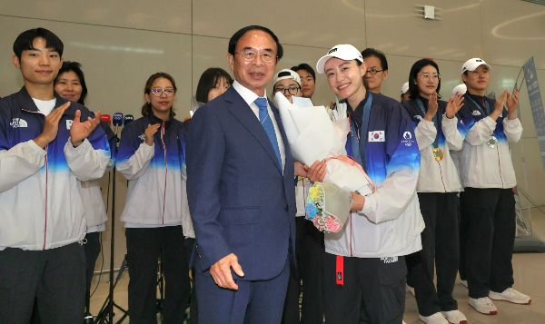 사격 국가대표 김예지가 기자회견 도중 실신했다 10분만에 회복했다. 사진은 지난 7일 인천국제공항으로 귀국한 김예지와 심민 임실군수. /사진=뉴시스(임실군 제공) 