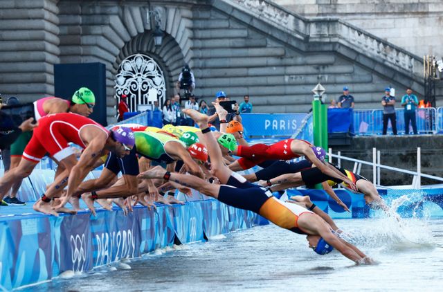 스웨덴의 빅터 요한슨이 센강의 수질 때문에 파리올림픽 마라톤 수영 출전을 포기했다. 사진은 센강에서 열린 트라이애슬론 경기 모습. /사진= 로이터